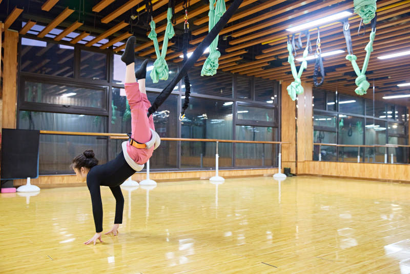 在舞蹈室练习燃脂活力带舞蹈