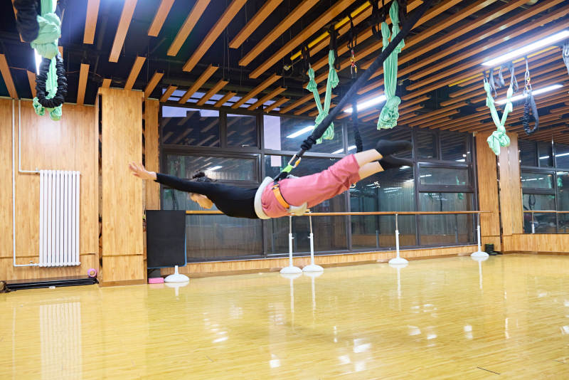 在舞蹈室练习燃脂活力带舞蹈