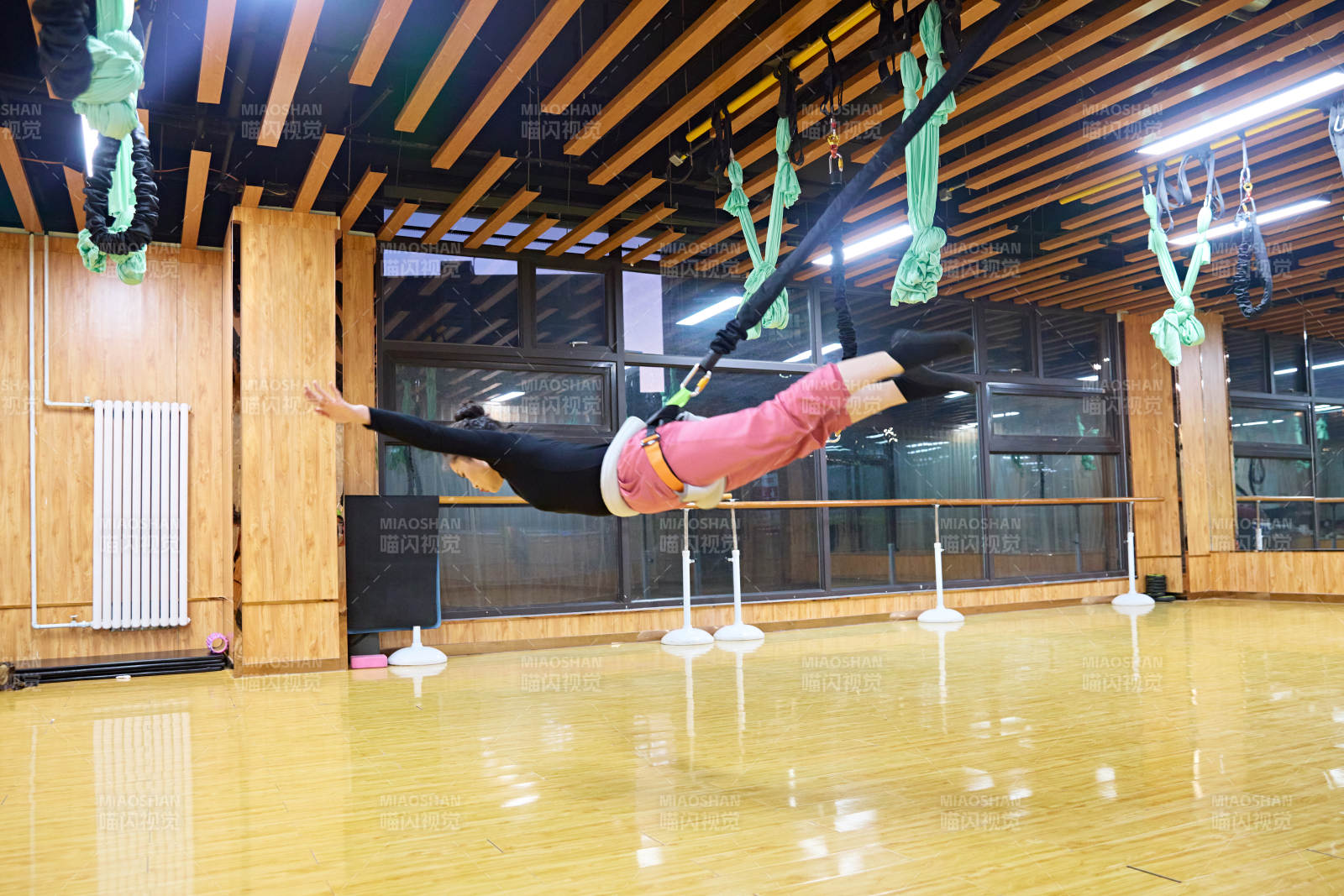 在舞蹈室练习燃脂活力带舞蹈