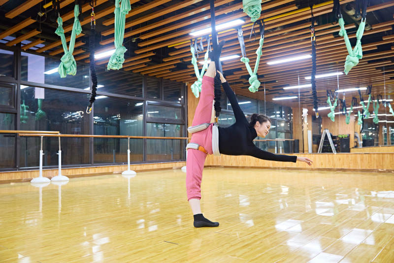 在舞蹈室练习燃脂活力带舞蹈