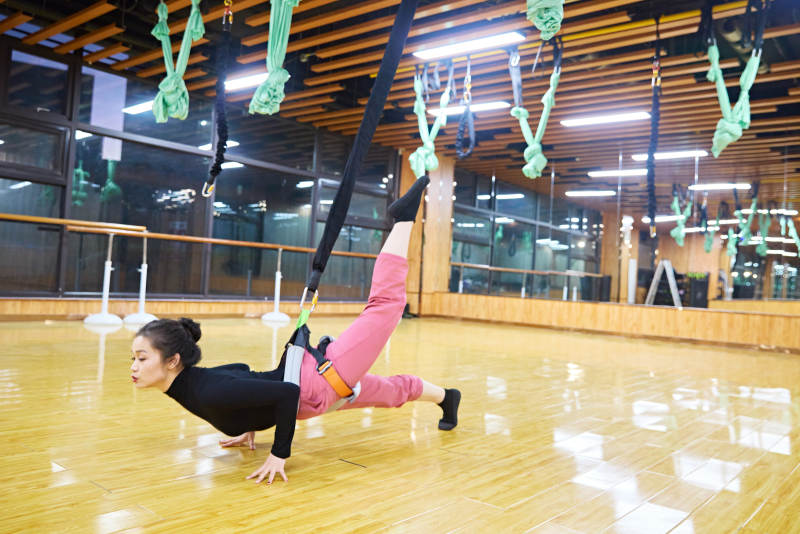 在舞蹈室练习燃脂活力带舞蹈