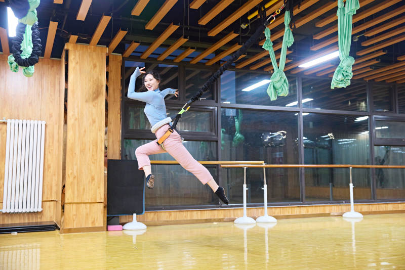 在舞蹈室练习燃脂活力带舞蹈