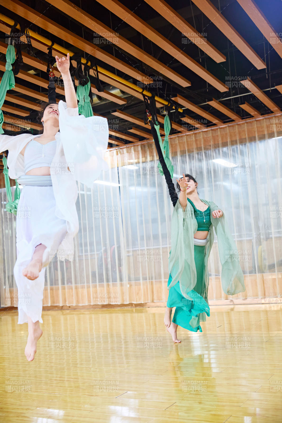 在舞蹈室练习燃脂活力带舞蹈