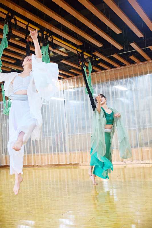 在舞蹈室练习燃脂活力带舞蹈