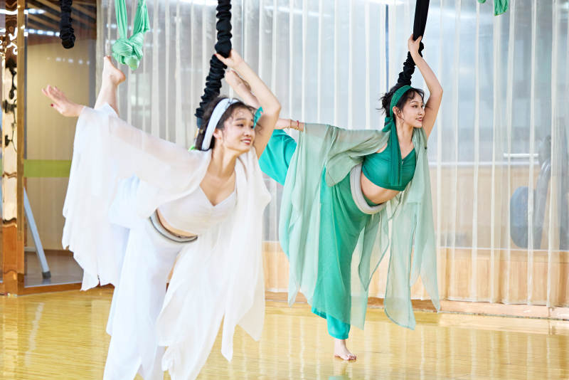 在舞蹈室练习燃脂活力带舞蹈