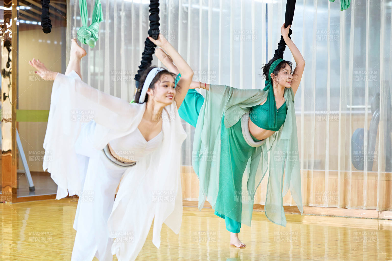 在舞蹈室练习燃脂活力带舞蹈