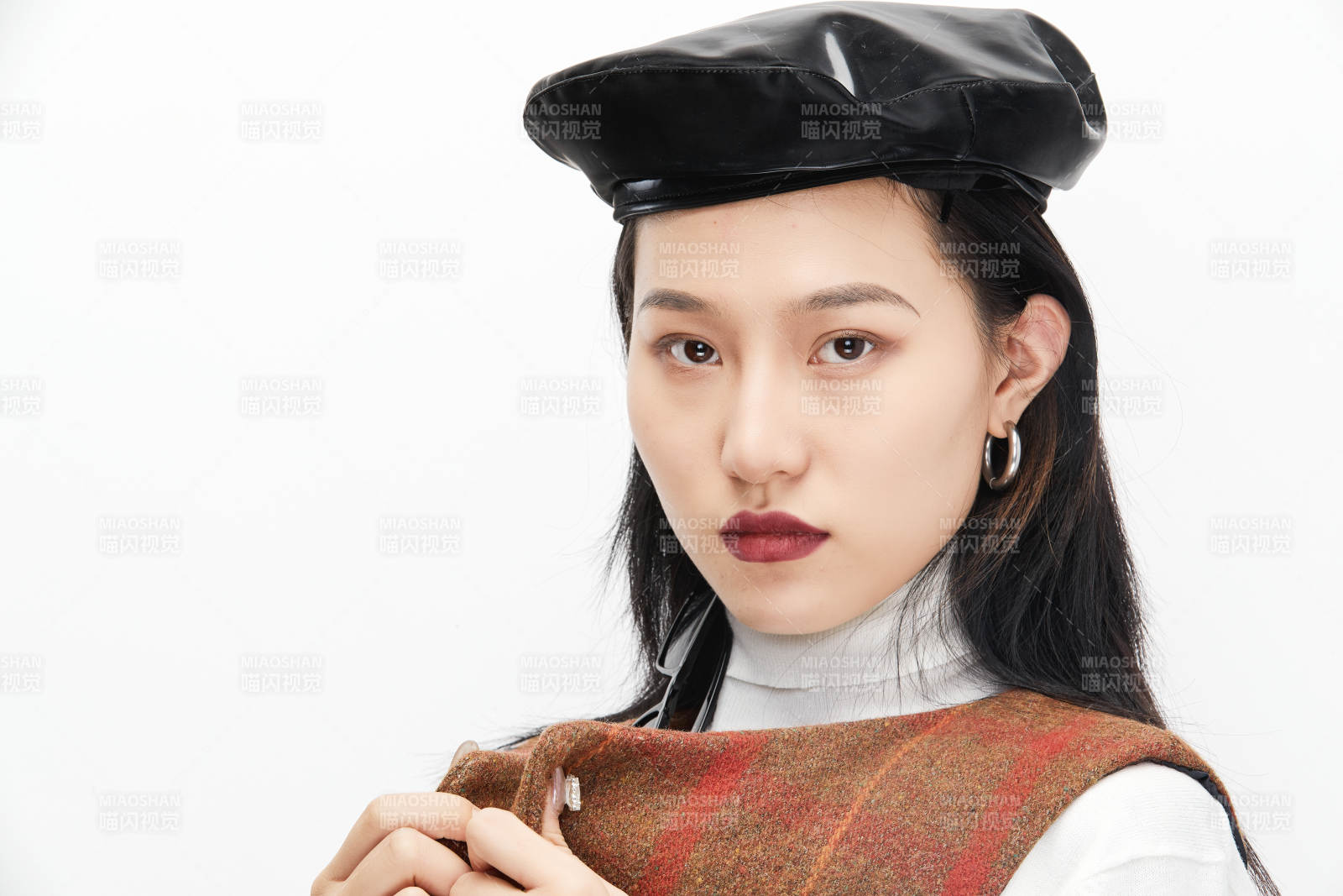 身穿復古服裝的亞洲少女人像