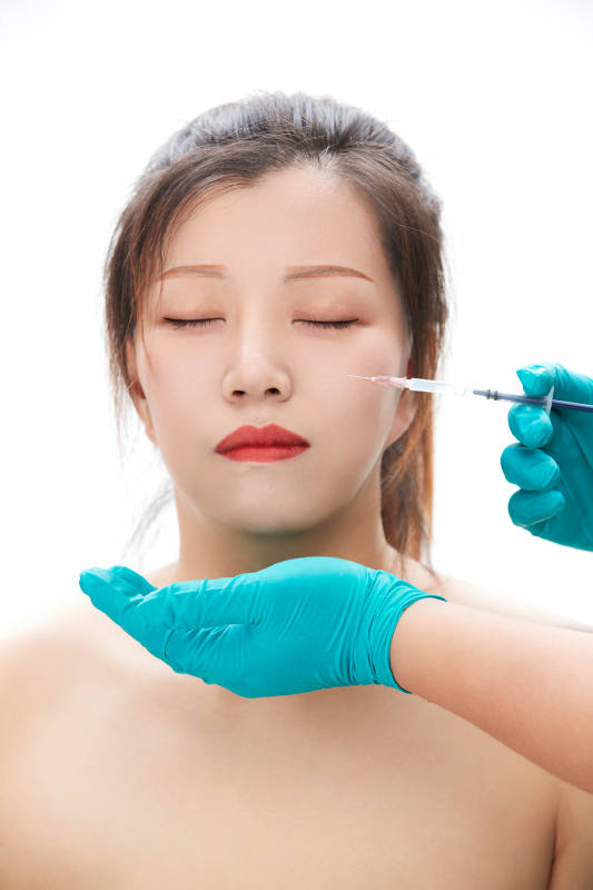 做面部注射整形的亚洲女士