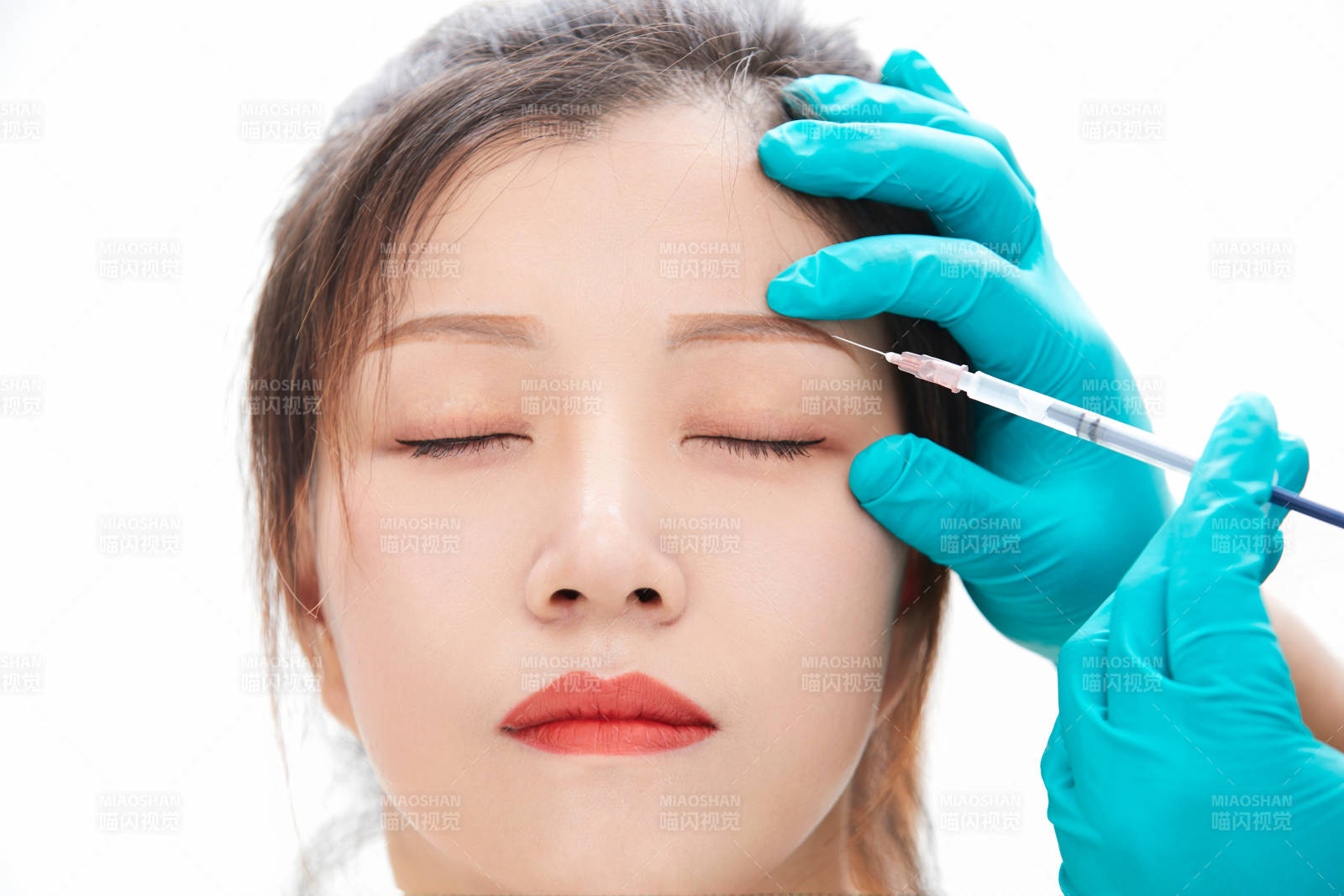 做面部注射整形的亚洲女士