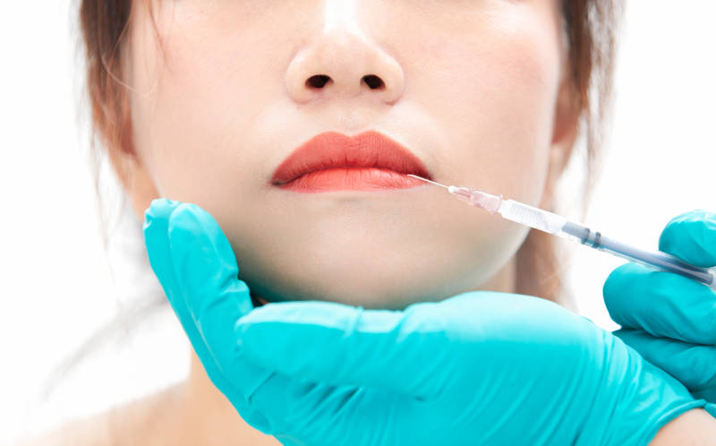 做面部注射整形的亚洲女士