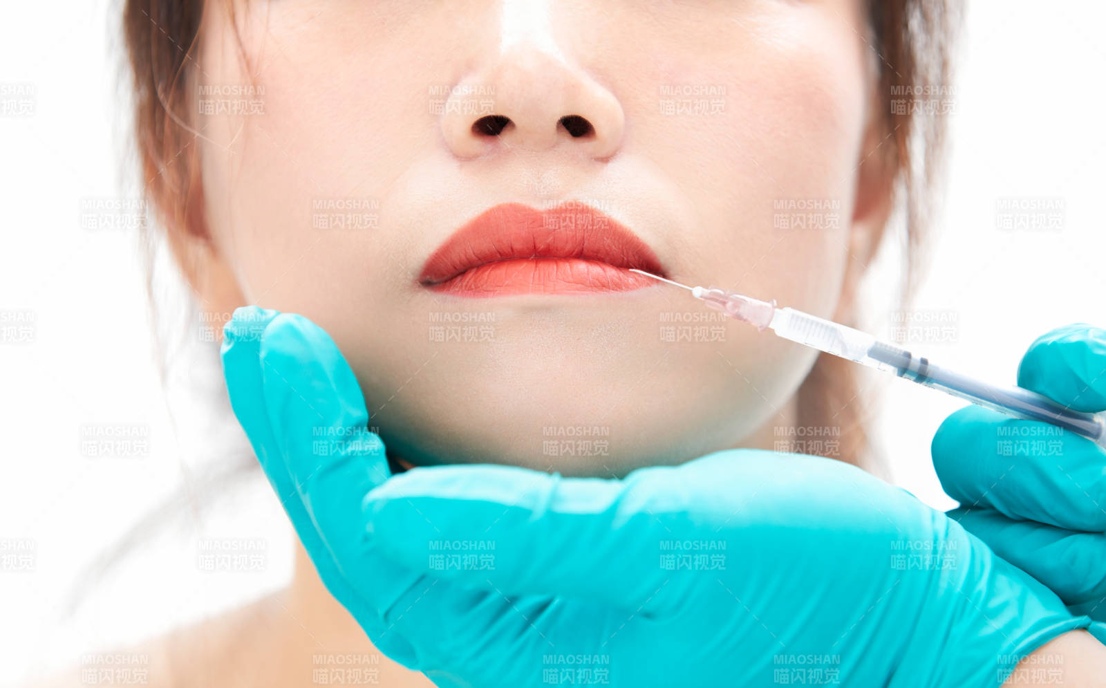 做面部注射整形的亚洲女士