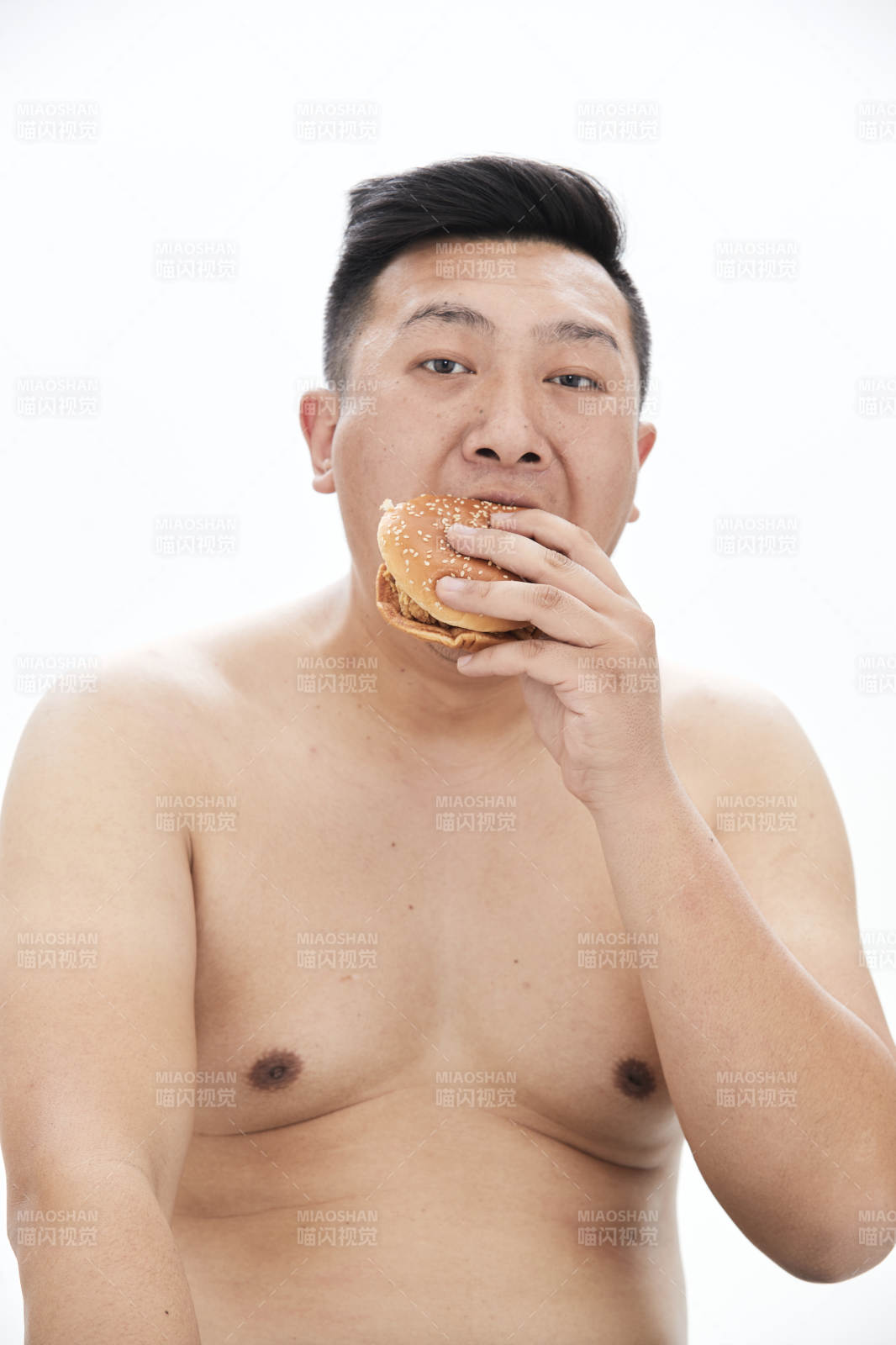 大吃特吃各種食物的肥胖亞洲男子