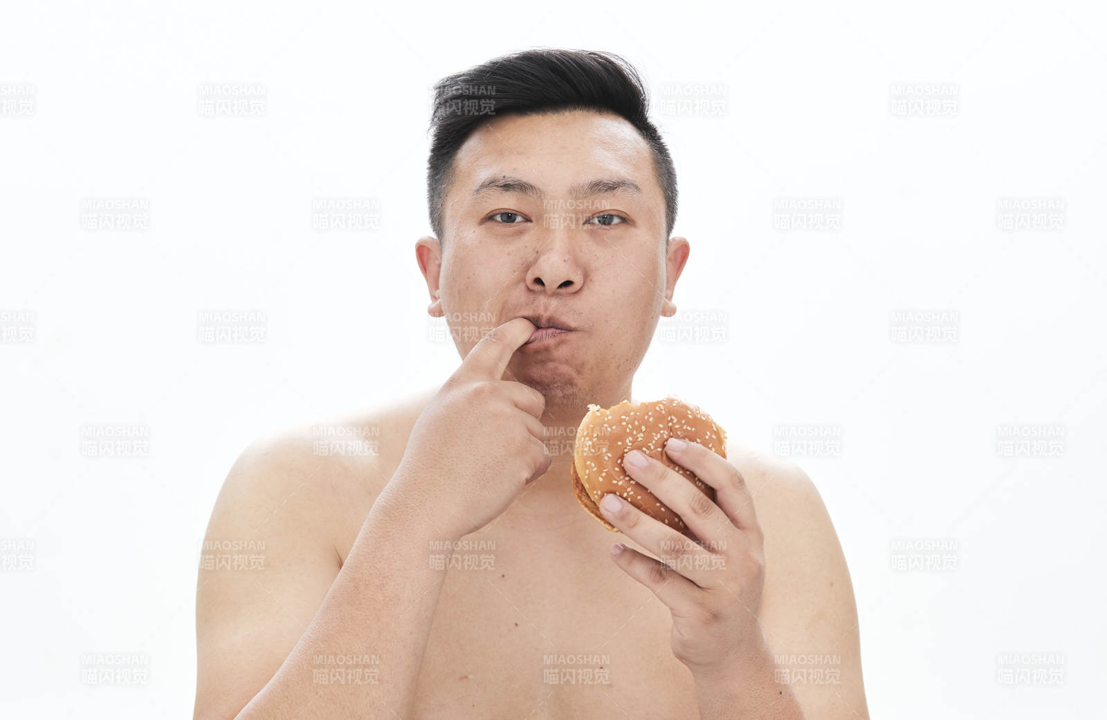 大吃特吃各种食物的肥胖亚洲男子