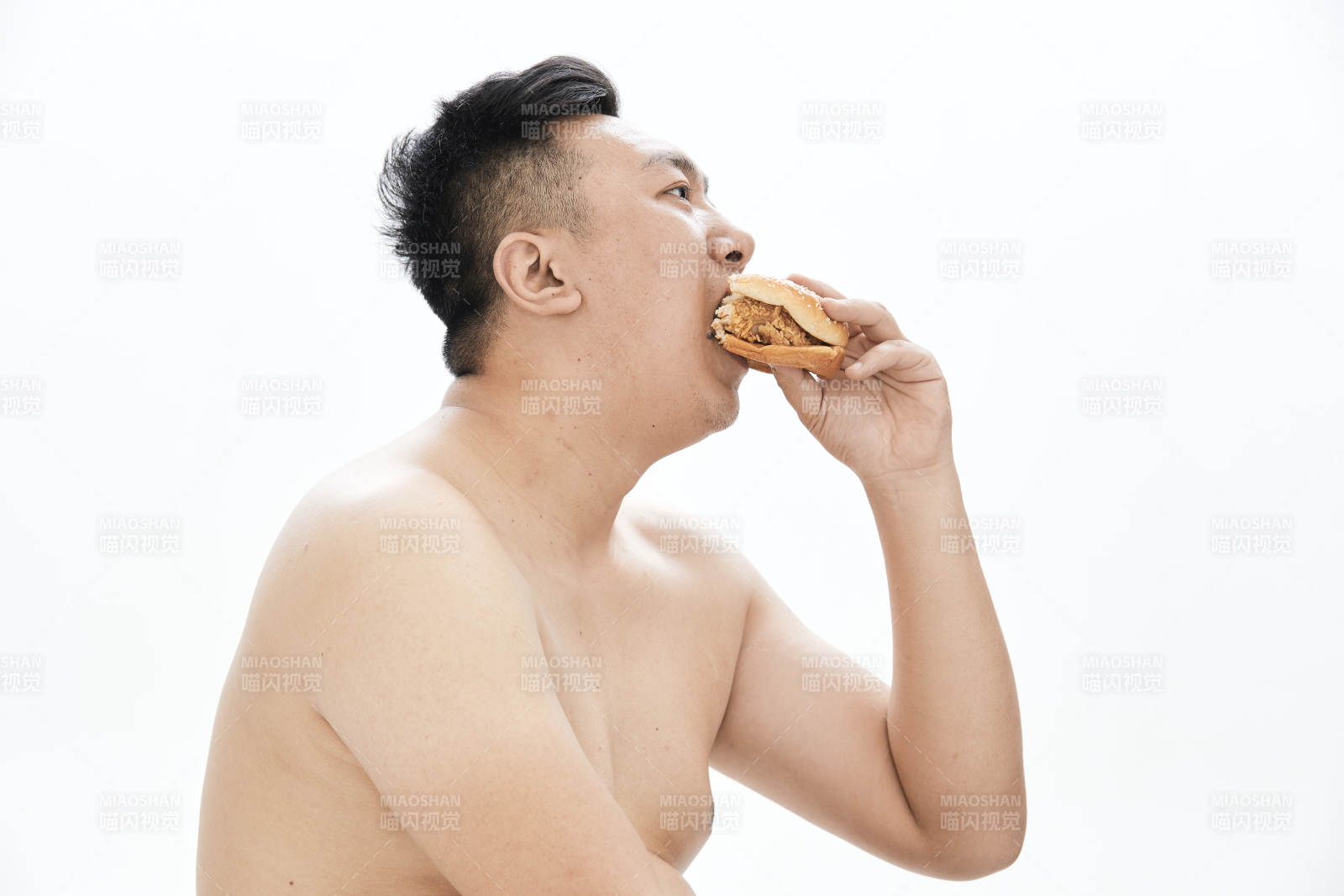 大吃特吃各种食物的肥胖亚洲男子