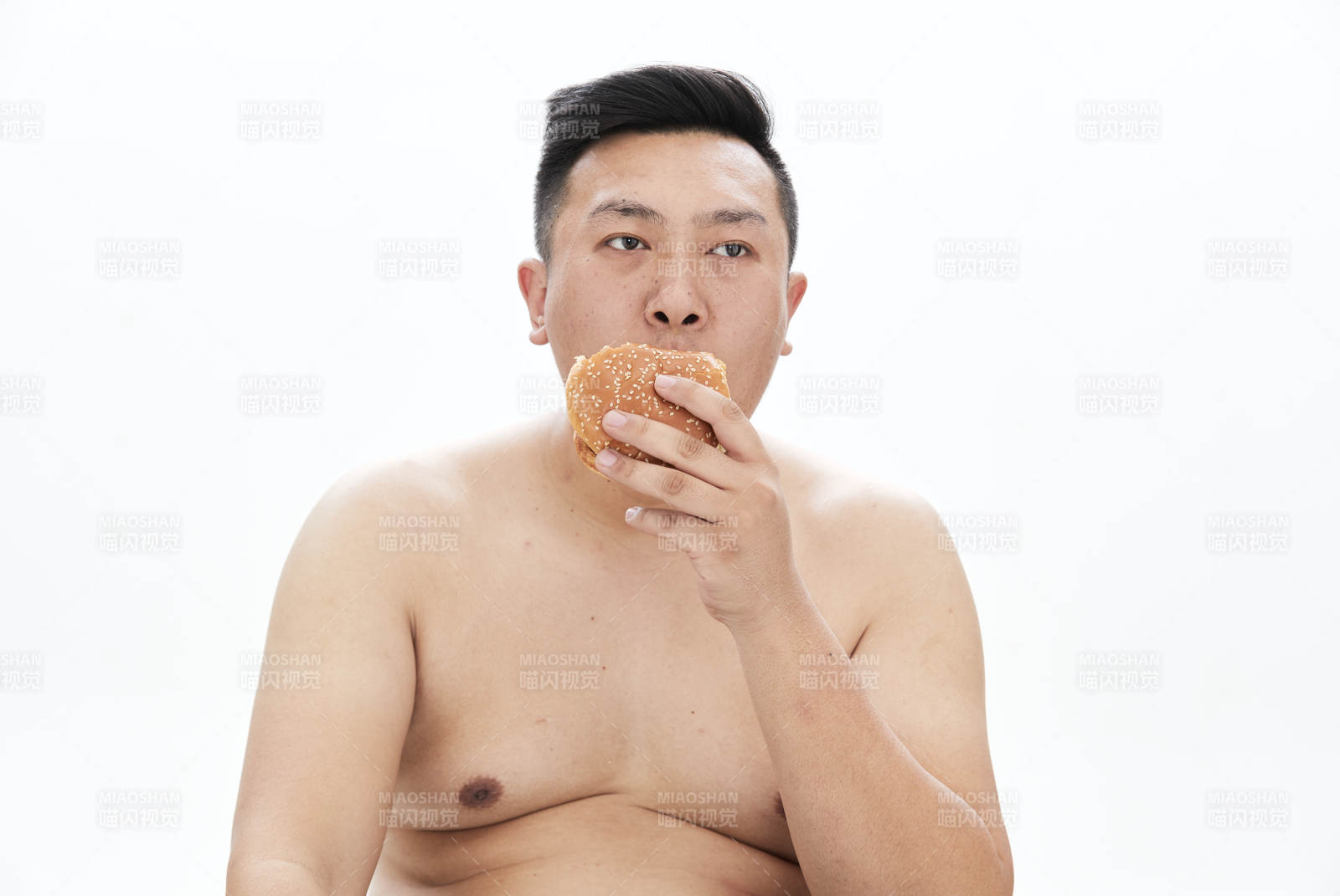 大吃特吃各种食物的肥胖亚洲男子