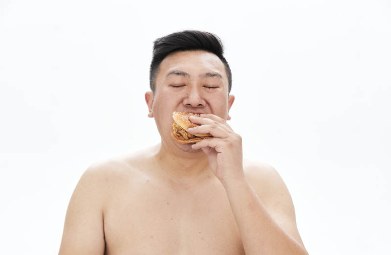 大吃特吃各种食物的肥胖亚洲男子