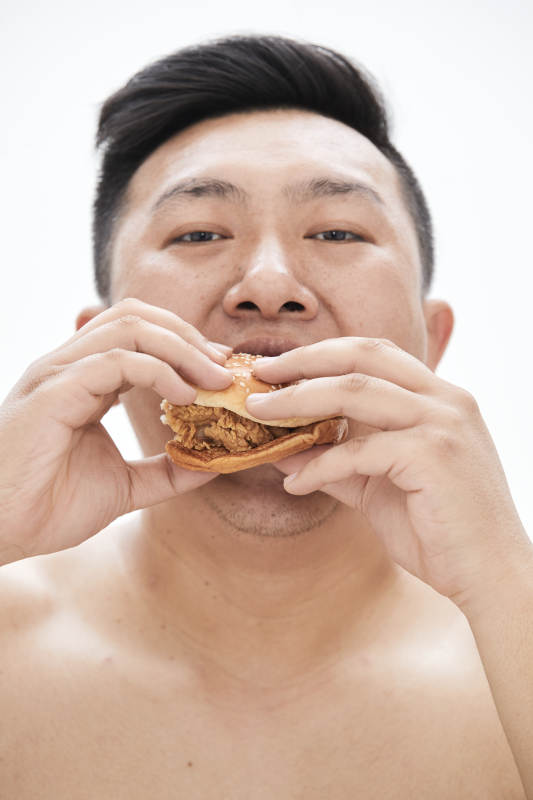 大吃特吃各种食物的肥胖亚洲男子