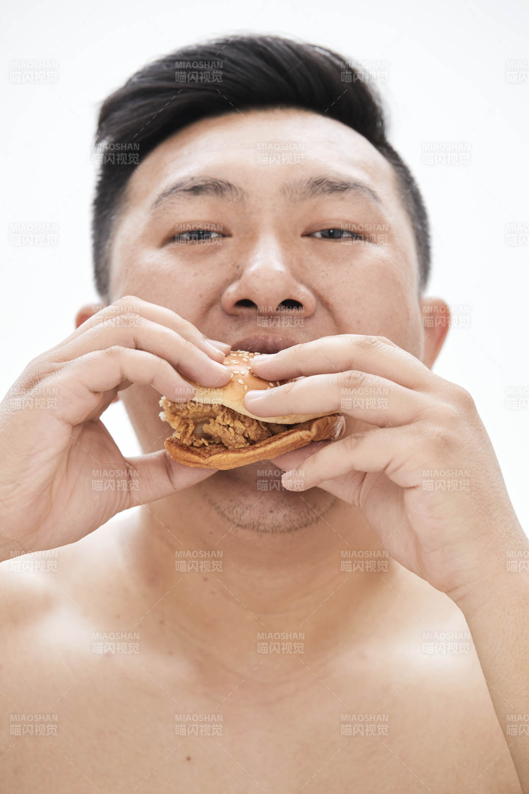 大吃特吃各種食物的肥胖亞洲男子