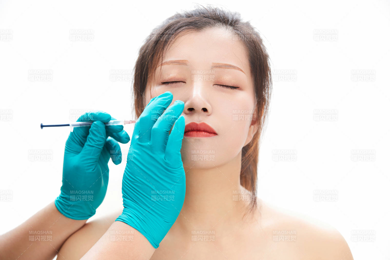 做面部注射整形的亚洲女士