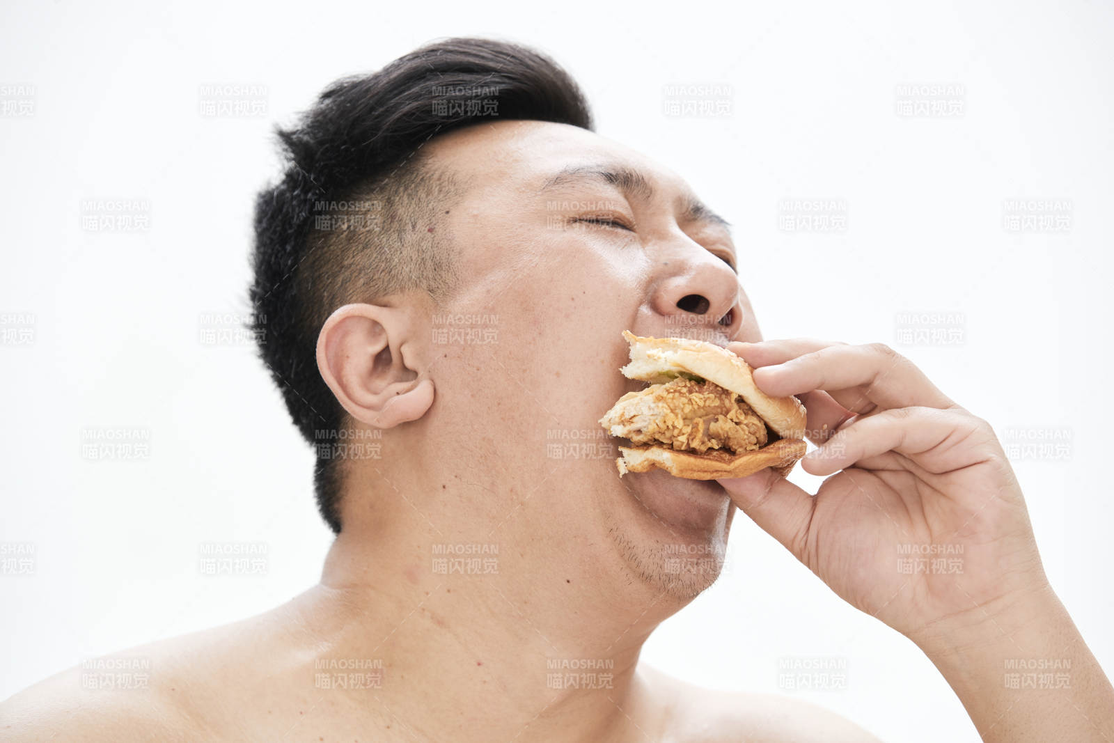 大吃特吃各種食物的肥胖亞洲男子