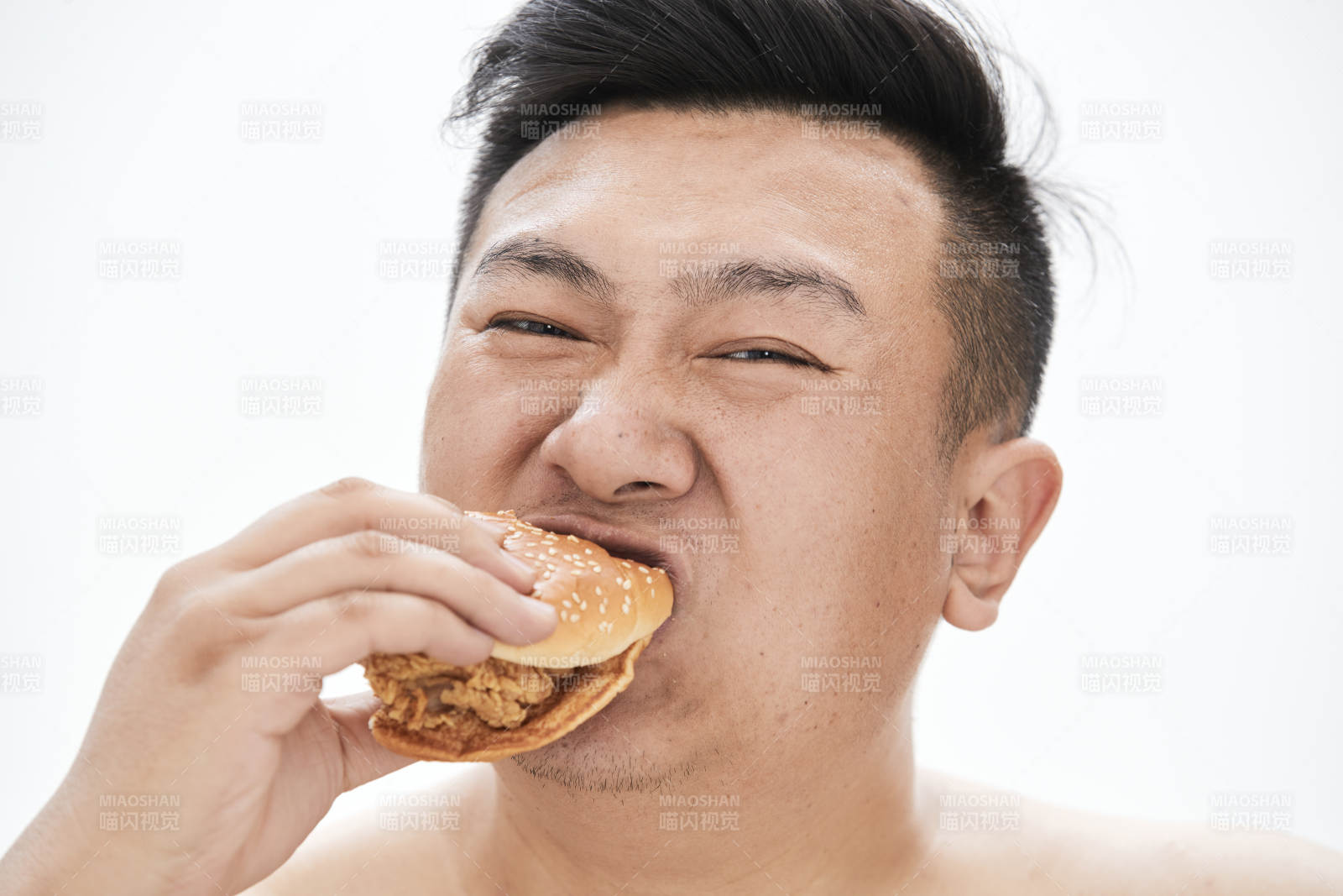 大吃特吃各种食物的肥胖亚洲男子