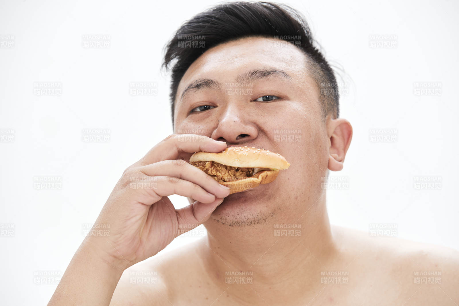 大吃特吃各种食物的肥胖亚洲男子