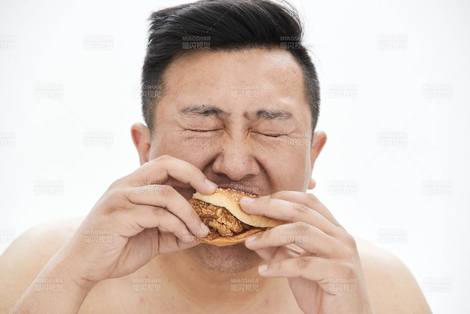 大吃特吃各种食物的肥胖亚洲男子