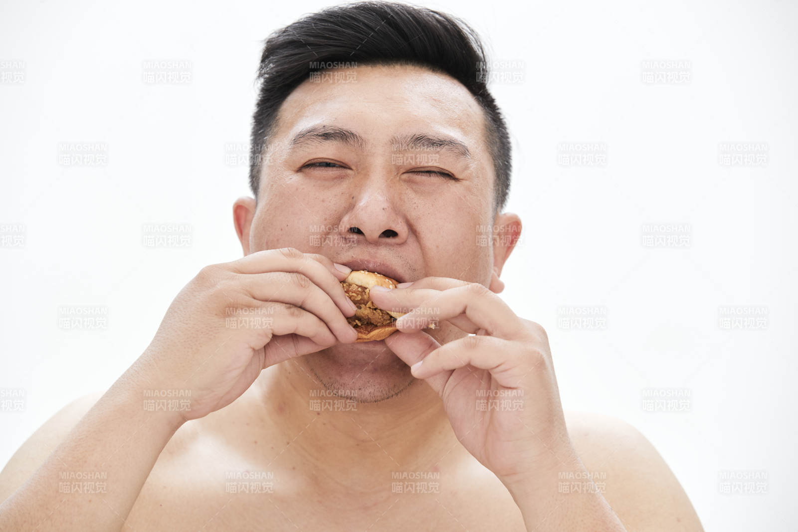 大吃特吃各種食物的肥胖亞洲男子