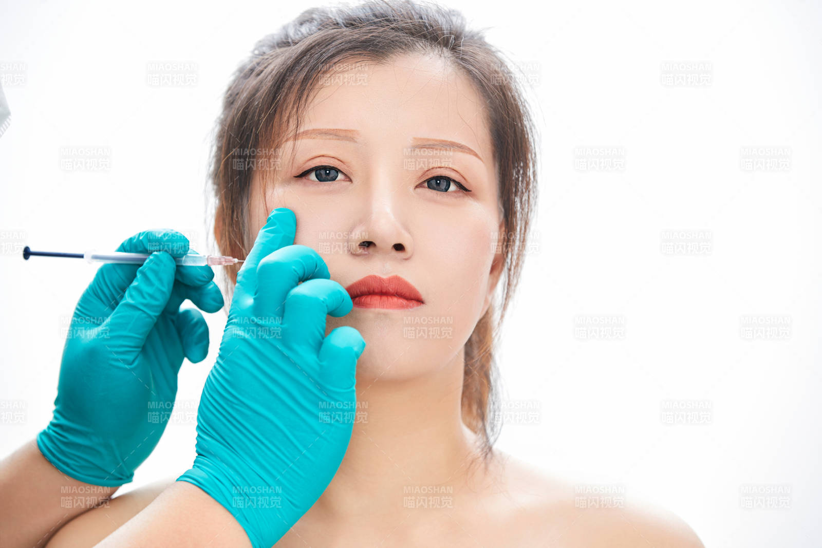 做面部注射整形的亞洲女士