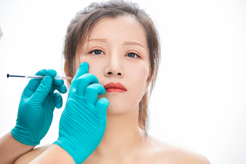 做面部注射整形的亞洲女士