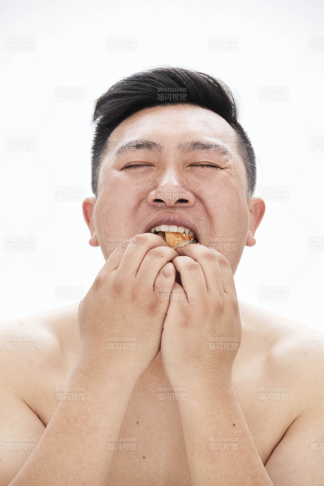 大吃特吃各種食物的肥胖亞洲男子