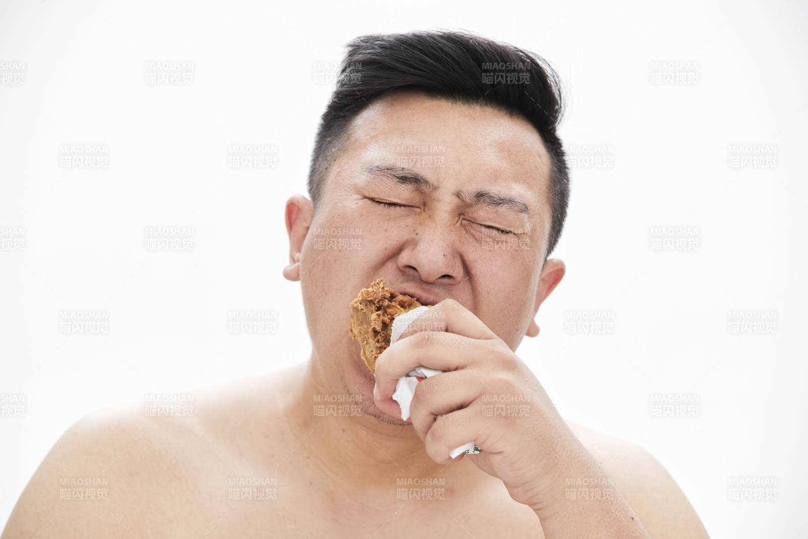 大吃特吃各种食物的肥胖亚洲男子