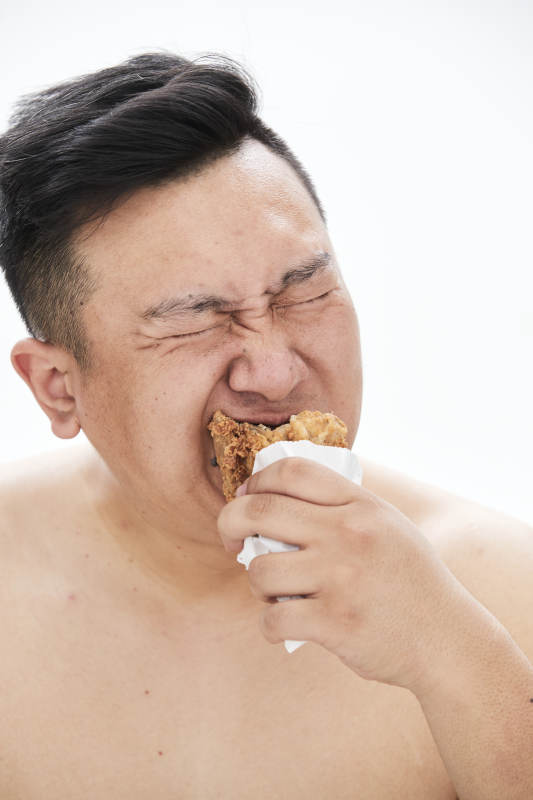 大吃特吃各種食物的肥胖亞洲男子