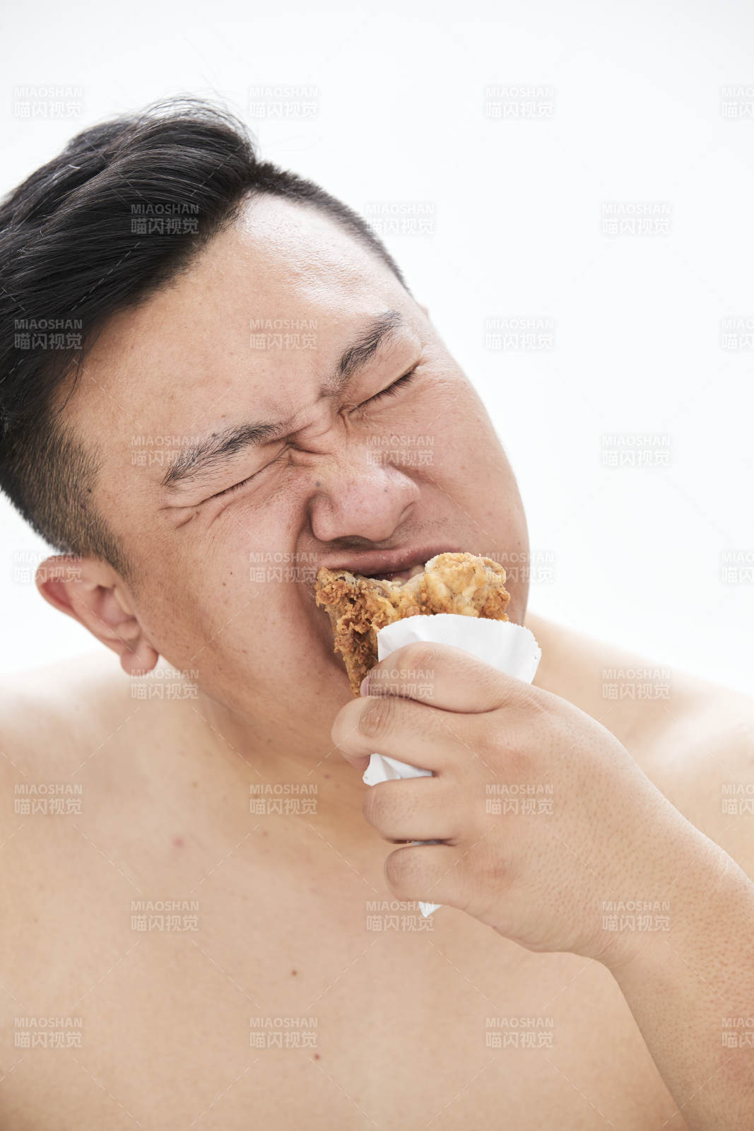 大吃特吃各種食物的肥胖亞洲男子