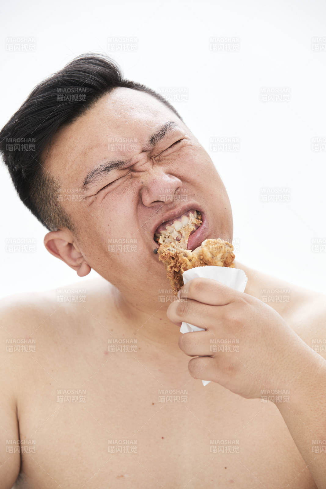 大吃特吃各種食物的肥胖亞洲男子