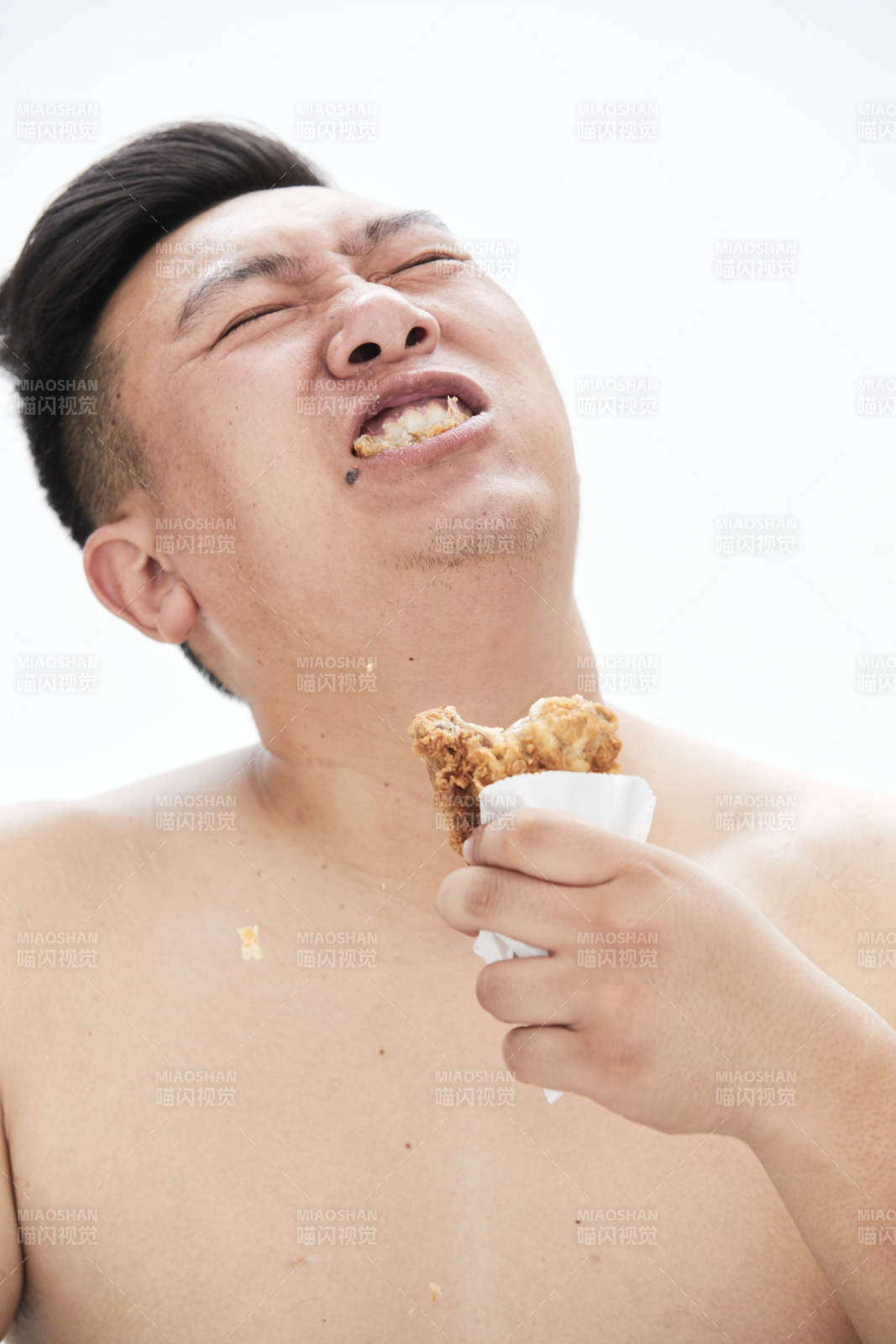 大吃特吃各种食物的肥胖亚洲男子