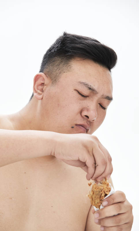 大吃特吃各种食物的肥胖亚洲男子