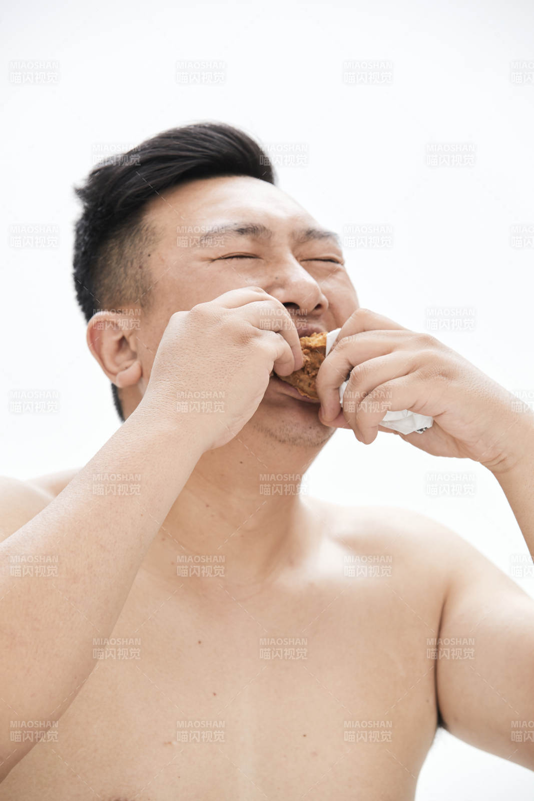 大吃特吃各種食物的肥胖亞洲男子