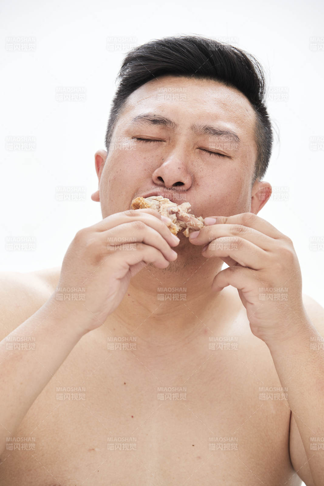 大吃特吃各種食物的肥胖亞洲男子