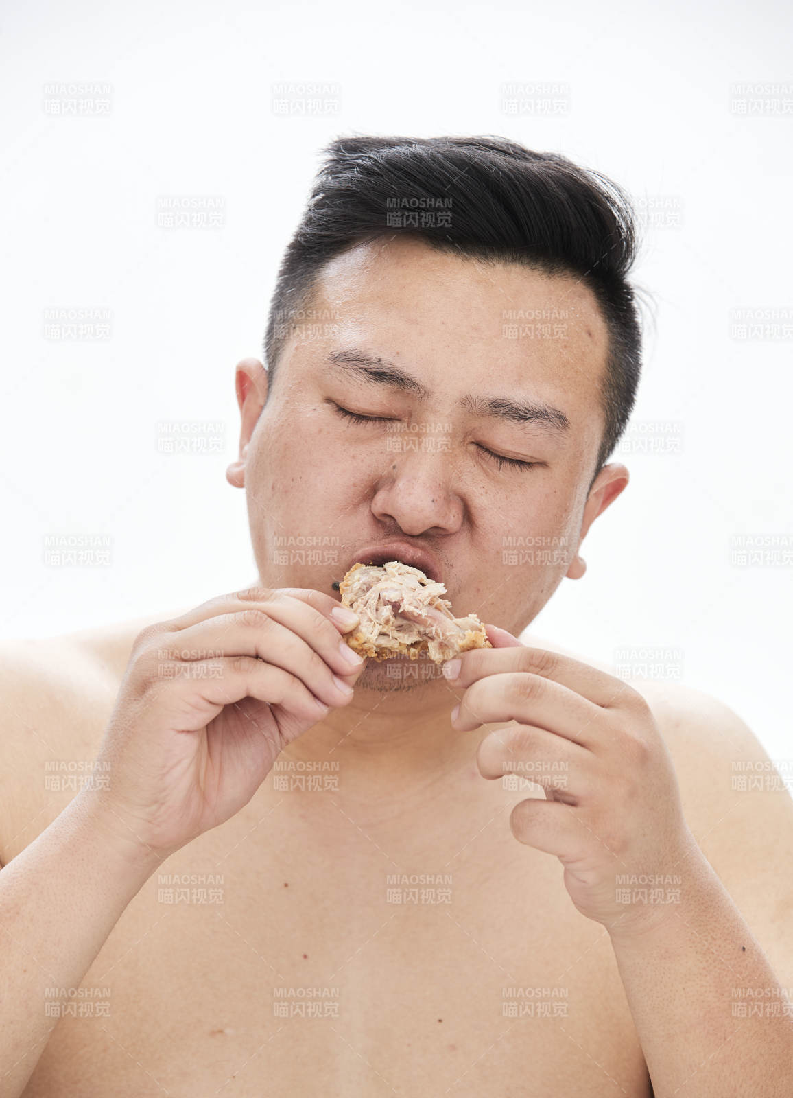 大吃特吃各种食物的肥胖亚洲男子