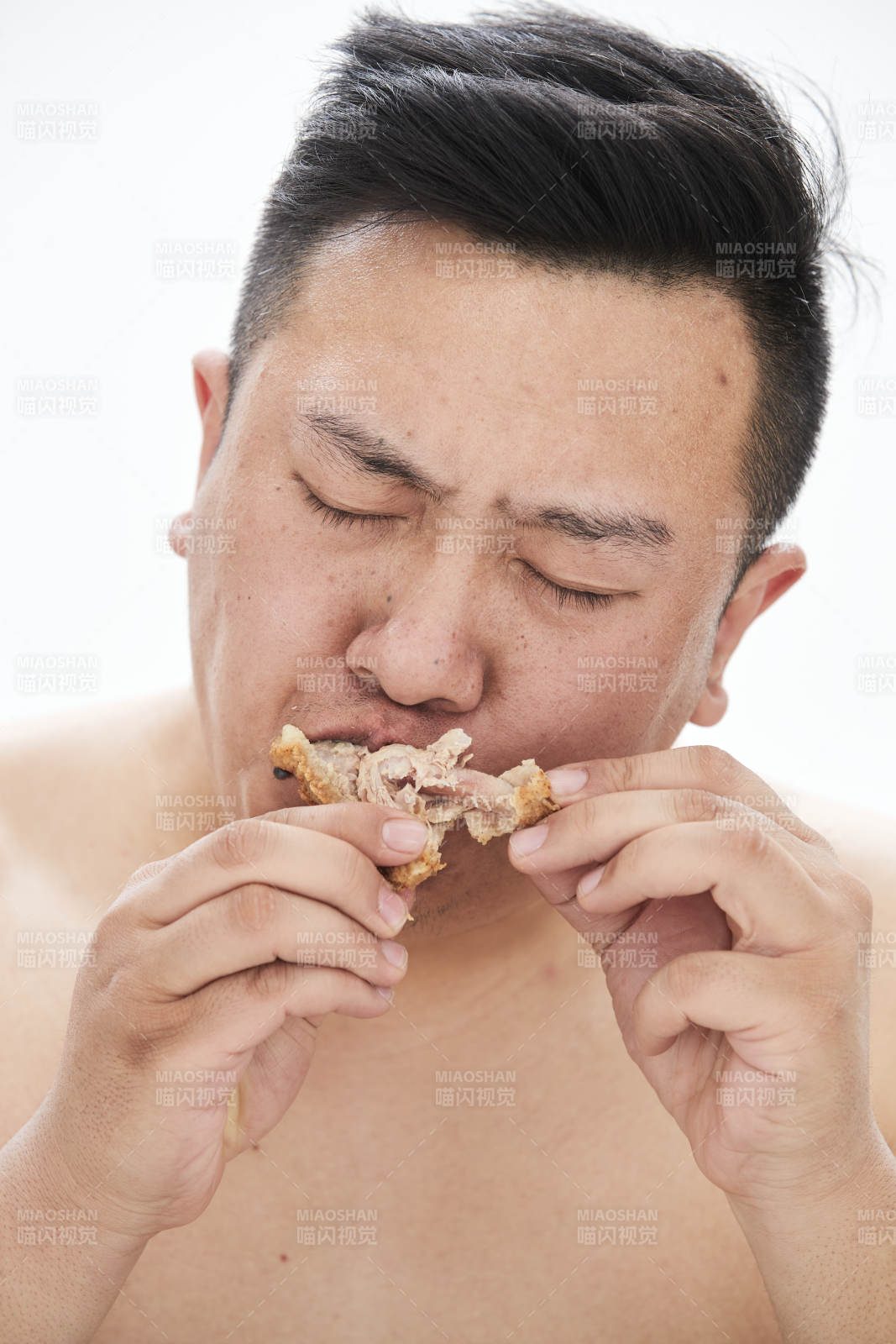 大吃特吃各种食物的肥胖亚洲男子
