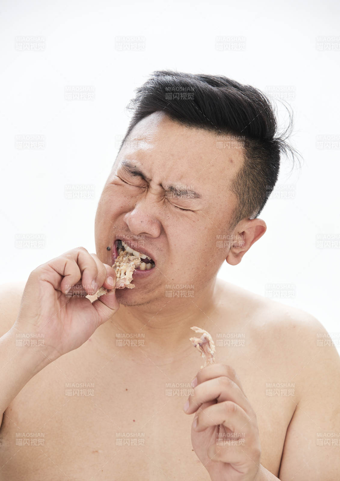 大吃特吃各种食物的肥胖亚洲男子