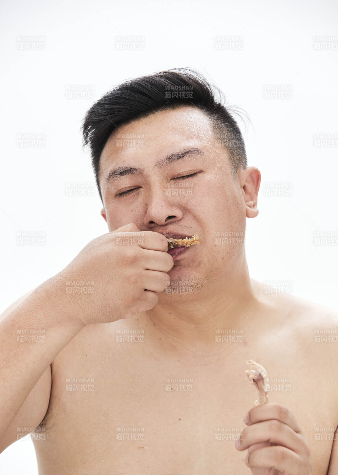 大吃特吃各種食物的肥胖亞洲男子