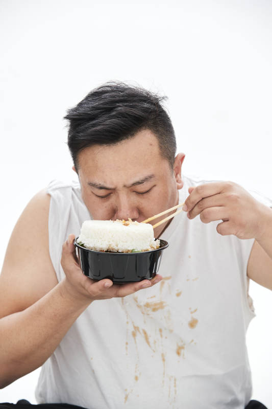 大吃特吃各种食物的肥胖亚洲男子