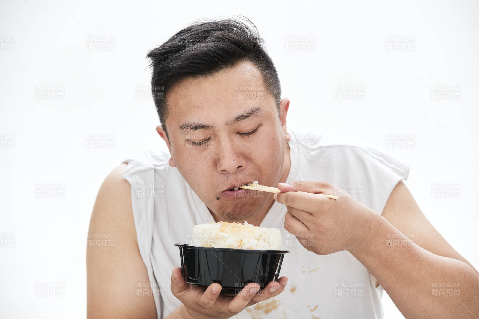 大吃特吃各种食物的肥胖亚洲男子