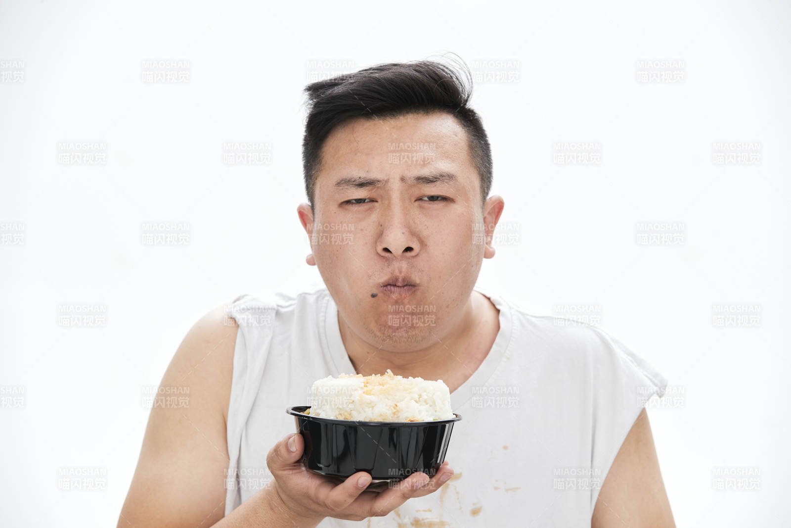 大吃特吃各種食物的肥胖亞洲男子