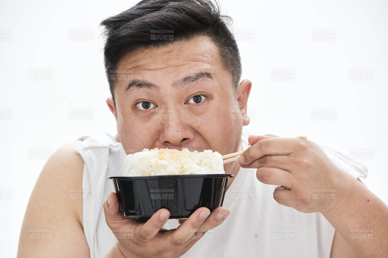 大吃特吃各种食物的肥胖亚洲男子