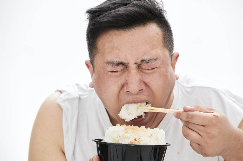 大吃特吃各种食物的肥胖亚洲男子