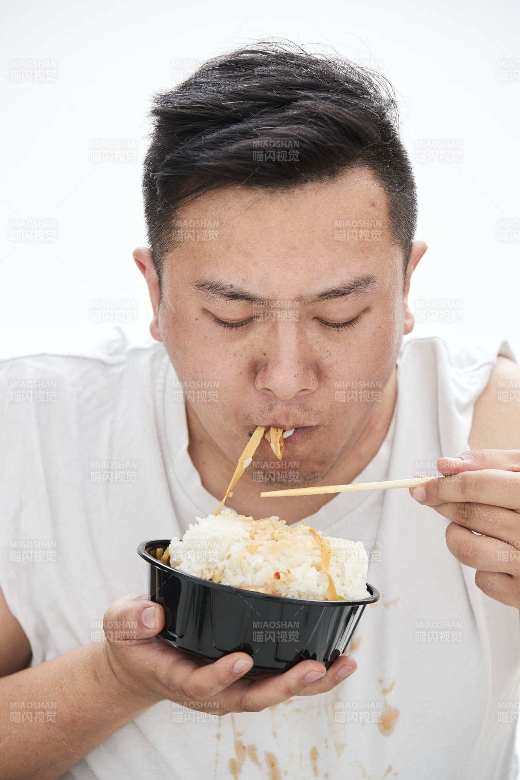 大吃特吃各種食物的肥胖亞洲男子