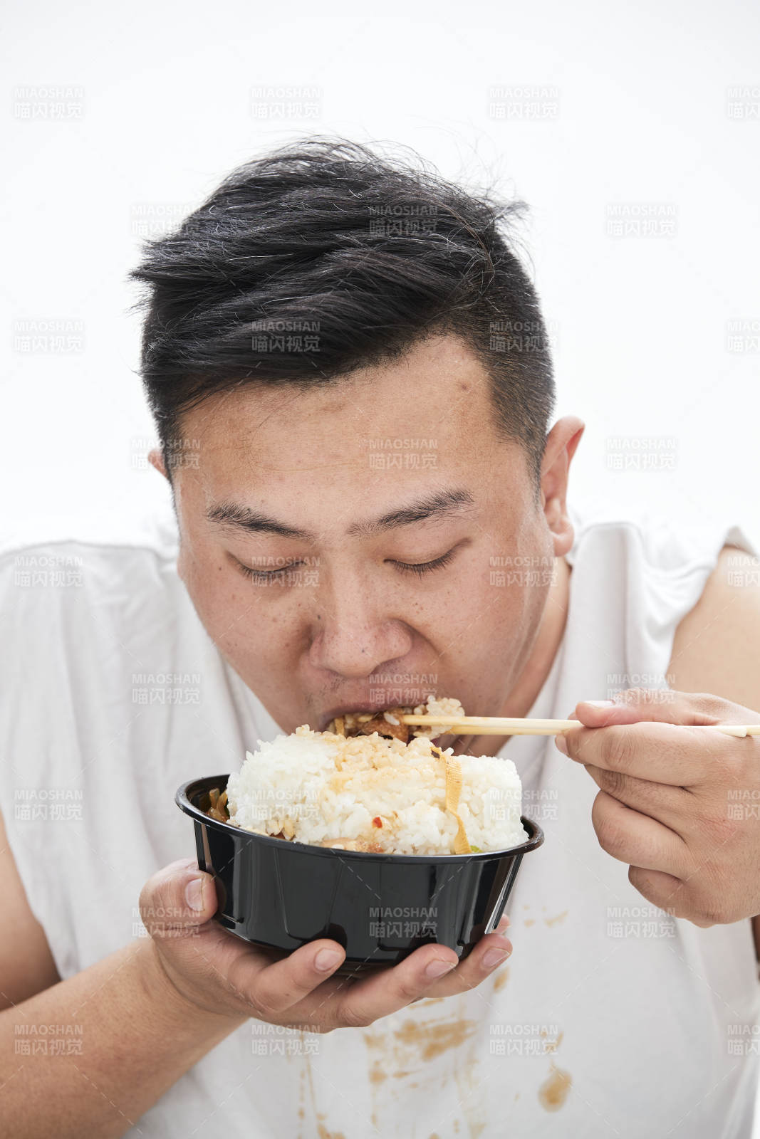 大吃特吃各种食物的肥胖亚洲男子